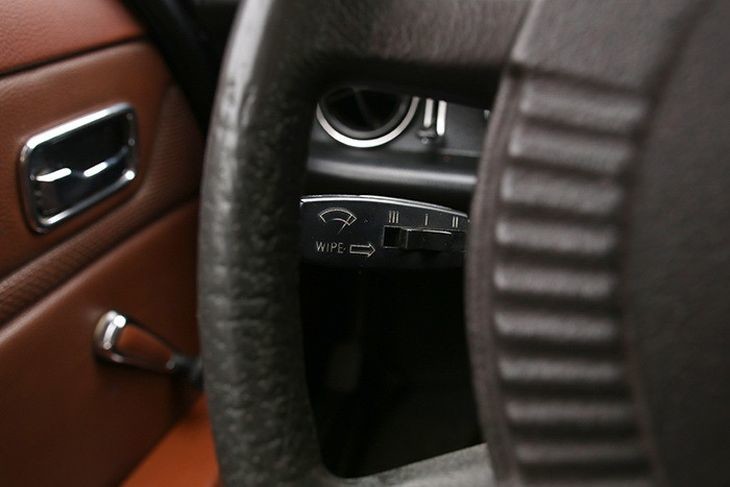 Пресловутый перегруженный функциями левый переключатель Mercedes-Benz присутствует и в W115. 