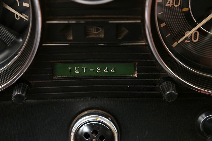 Автомобиль оставил после себя и загадки. Например, что означает аккуратно выбитая табличка "ТЕТ-344"? Если вы знаете, напишите в комментариях.