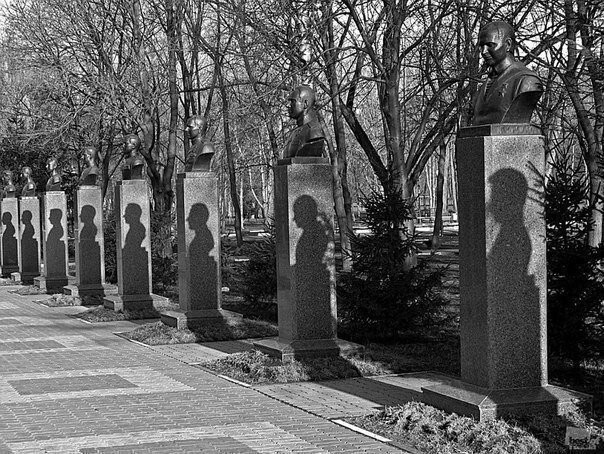 Каждый день, утром и вечером, в Белгородском парке появляются тени героев Великой Отечественной войны.