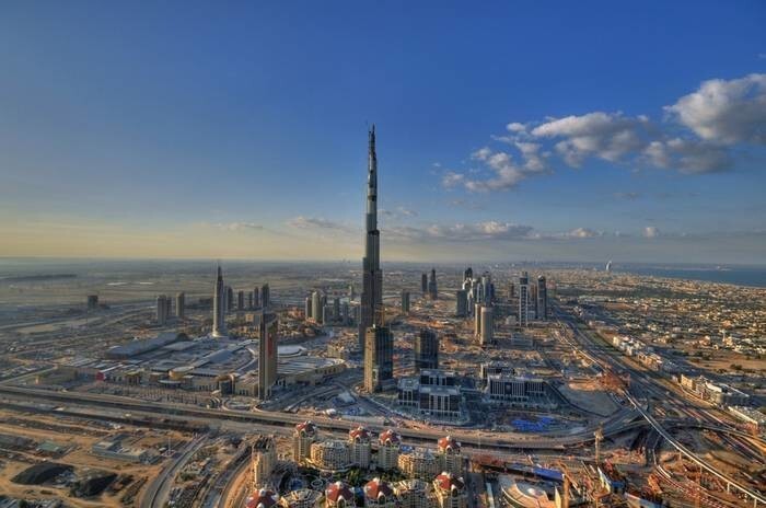 Самое большое здание в мире - небоскреб Burj Dubai ("Башня Дубая"). Его высота – 828 метра (164 этажа).