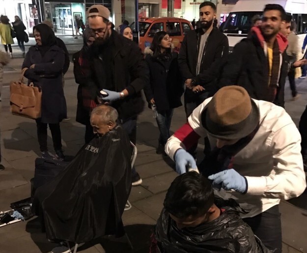 Мир не без добрых людей: мусульманин и еврей бесплатно подстригают бездомных на улицах Лондона