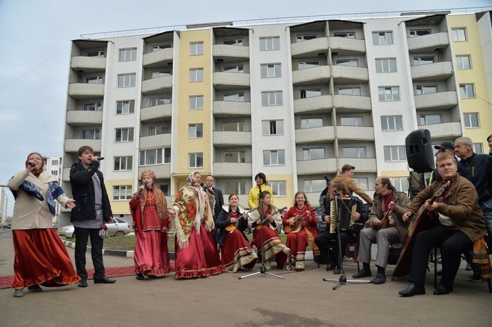 41. 50 переселенцев из аварийного жилья получили квартиры в микрорайоне «Иволгино» города Саратова.