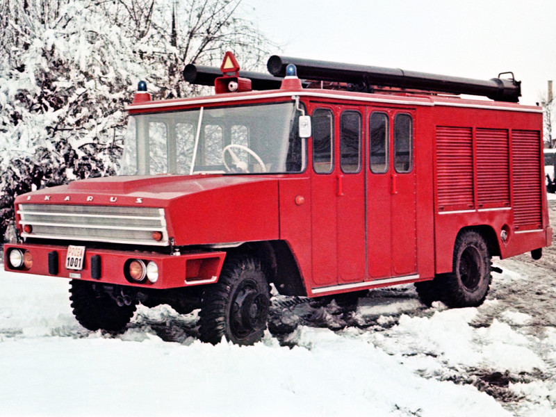 Созданный на базе полноприводного шасси военного грузовика Csepel 346D, Икарус-526 предназначался для эксплуатации в самых различных сферах жизнедеятельности человека, начиная с сельского хозяйства и заканчивая небольшими аэропортами. 