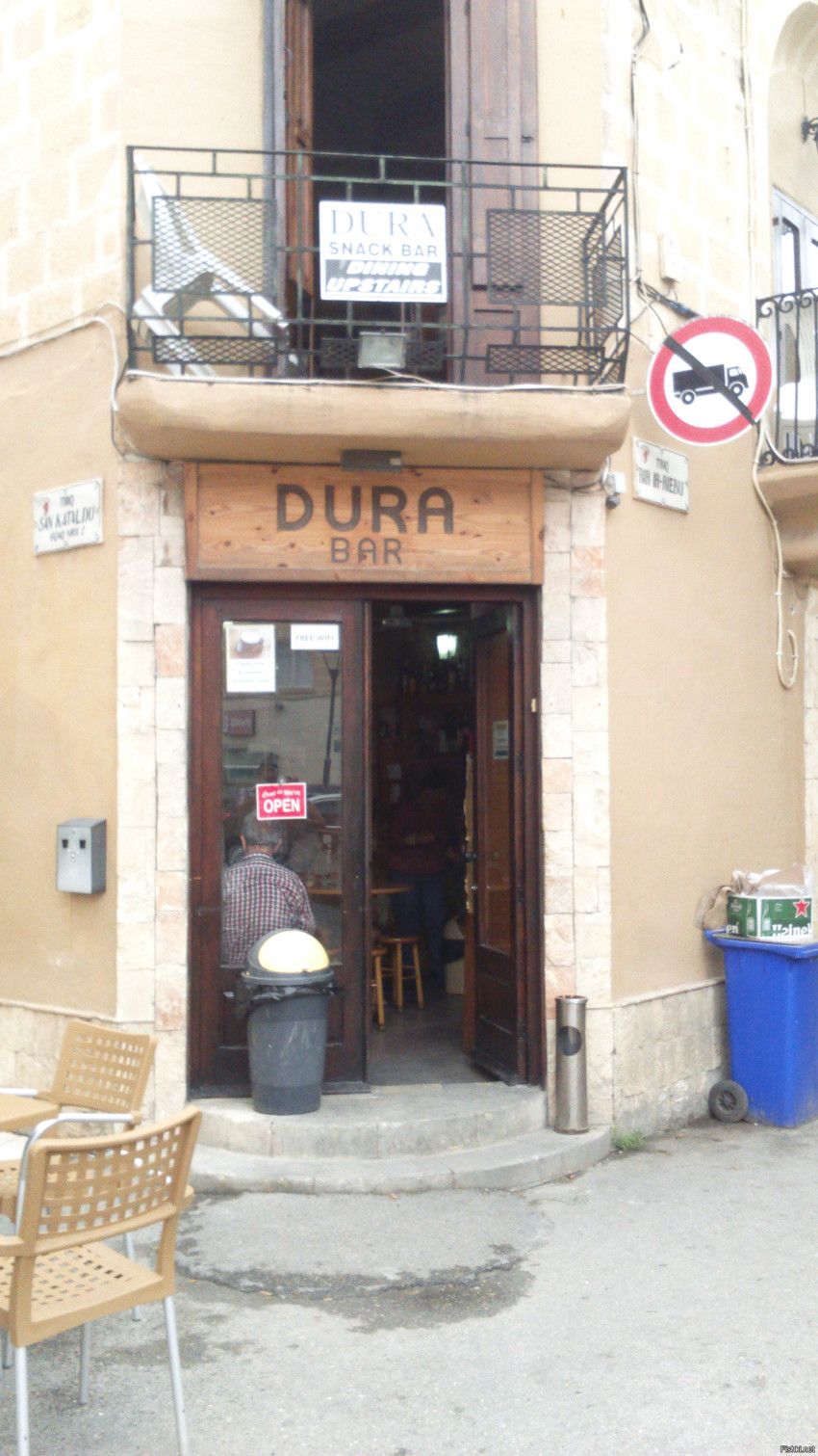 Мальта ,бар в городе Мдина