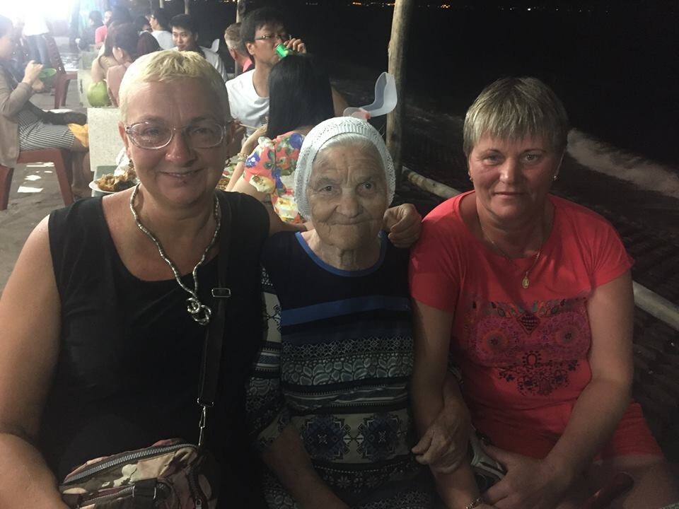 89-летняя баба Лена ездит по всему миру на свою российскую пенсию