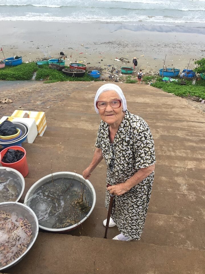 89-летняя баба Лена ездит по всему миру на свою российскую пенсию