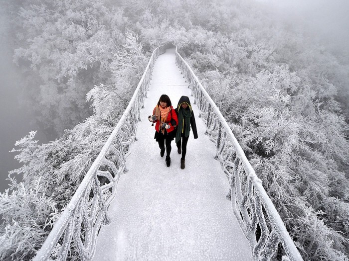 Мост, покрытый инеем, в горах Тяньмэнь в Китае.
