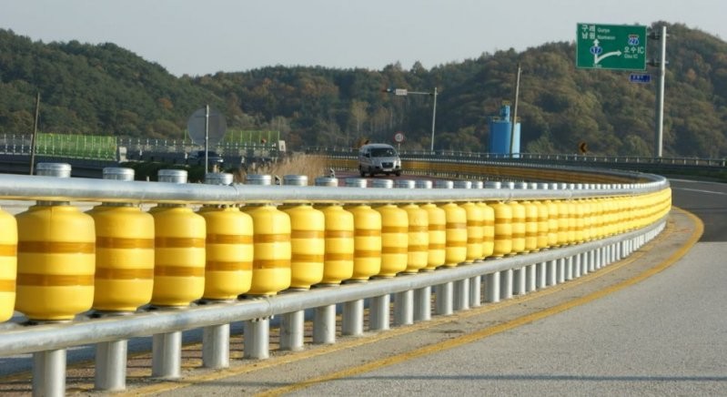 В Южной Корее изобрели дорожный роликовый отбойник