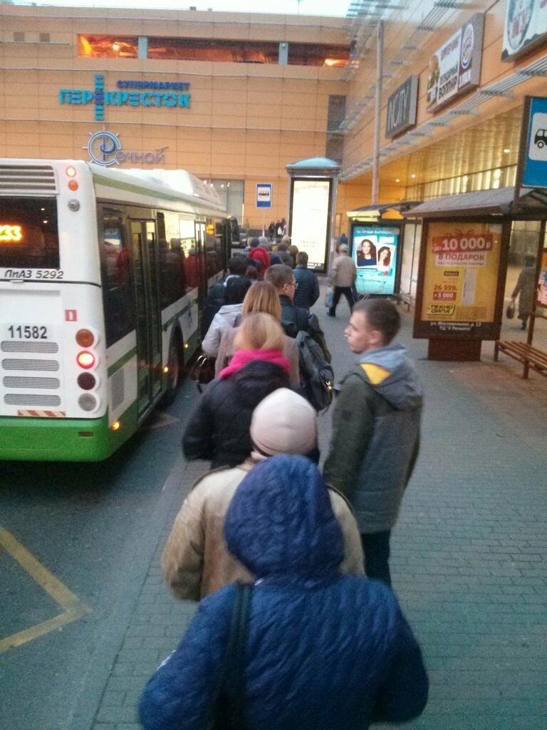 Москва - уникальный город. Здесь можно увидеть такое явление как очередь на автобус!