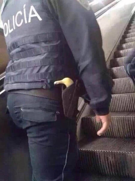Банан вместо пистолета 