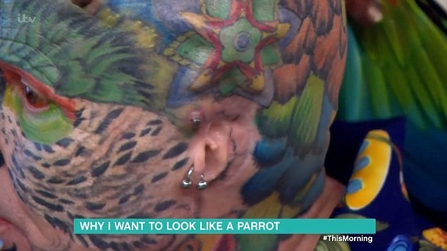 "Человек-попугай" тратит пенсию на татуировки и пирсинг, чтобы быть похожим на любимую птицу