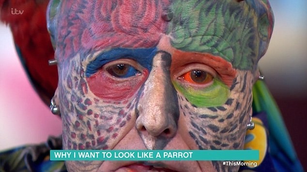 "Человек-попугай" тратит пенсию на татуировки и пирсинг, чтобы быть похожим на любимую птицу