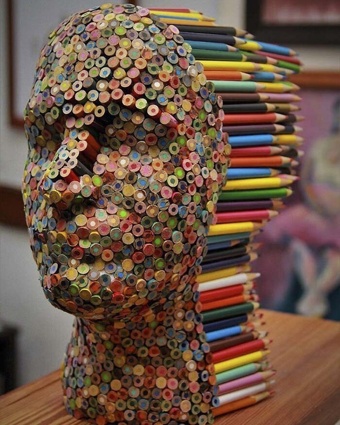 Необычная скульптура из цветных карандашей Молли Гамбарделлы