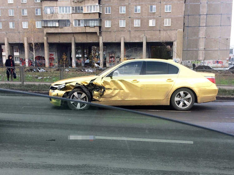 "Золотой" BMW попал в аварию в Магнитогорске