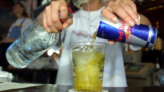 Смешивание алкоголя и энергетических напитков опасно для здоровья мозга подростков