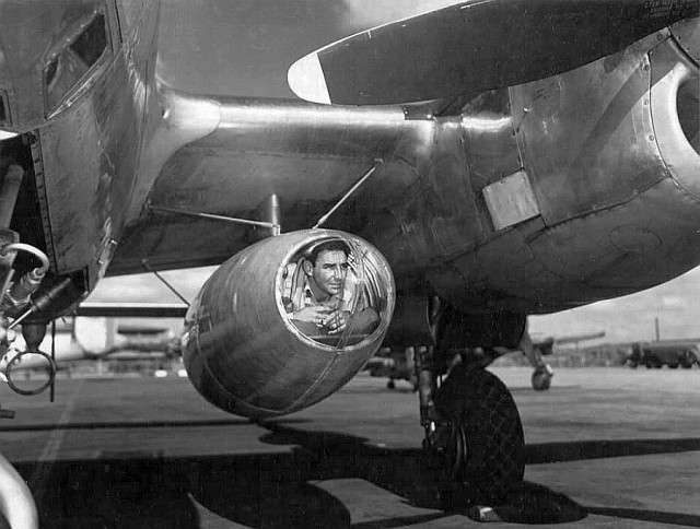 17 Чего только не сделаешь ради эффектного снимка  Капсула с фотографом под крылом самолета P-38 Lightning 