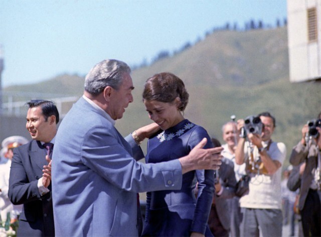 5 Леонид Брежнев и Ирина Роднина на Ледовом стадионе в Медео. 16 августа 1973 года. Фото Иосифа Будневича, РИА Новости: 