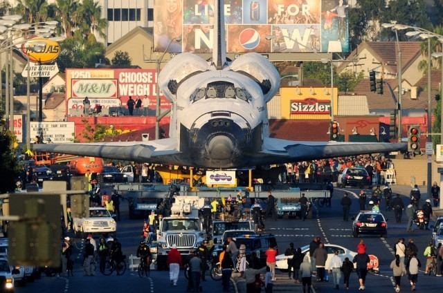 19 Space Shuttle Endeavour провозят по улицам Лос-Анджелеса (фотограф Kevork Djansezian), 2012 г.: 