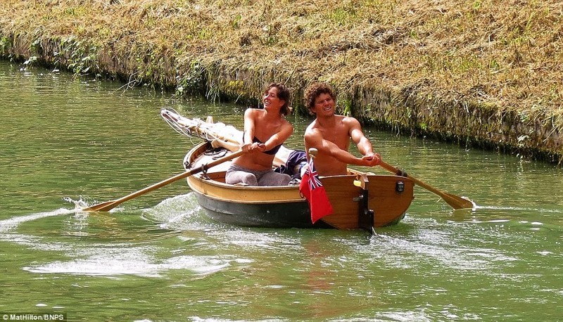 Супружеская пара проплыла на самодельной лодке с веслами путь из Англии во Францию