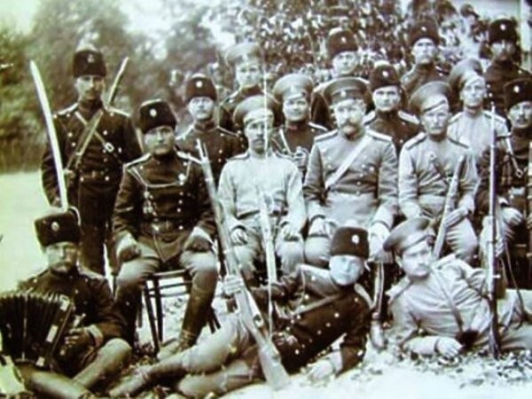 Гермабский погранотряд и его командир — Михаил Дмитриевич Поспелов (в центре).