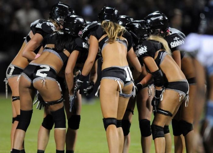 Американский футбол в нижнем белье. Участвуют только женщины
