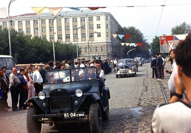 ГАЗ-67 и другие ретро-автомобили на площади 1905 года, Свердловск, 1986 г.: 