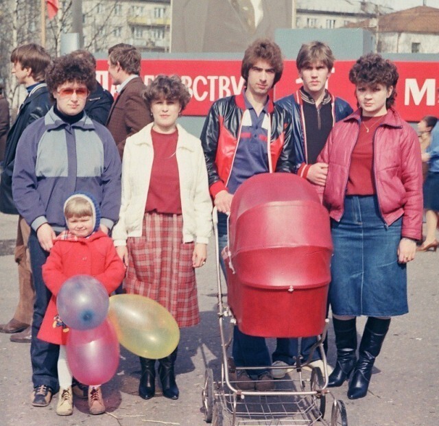 Советское население дежурно продолжало ходить на партсобрания, заводские митинги и праздничные демонстрации.  1 мая 1986 года в г. Вытегра Вологодской области: 