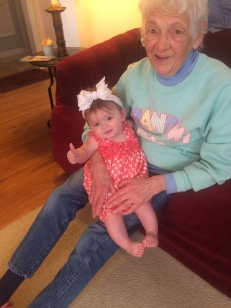 Малышка рада встрече с прабабушкой 