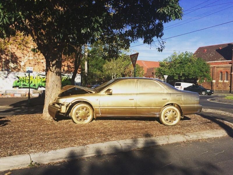 Австралийский художник превратил разбитый автомобиль в позолоченный памятник