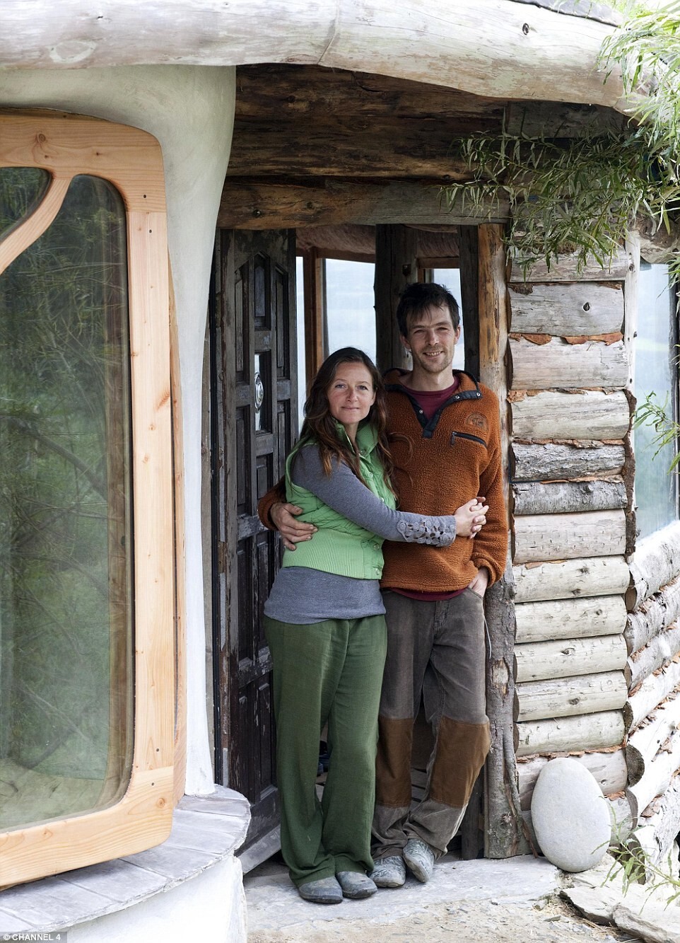 Пара построила эко-дом с тремя спальнями всего за £ 27 000,  используя вторичные материалы