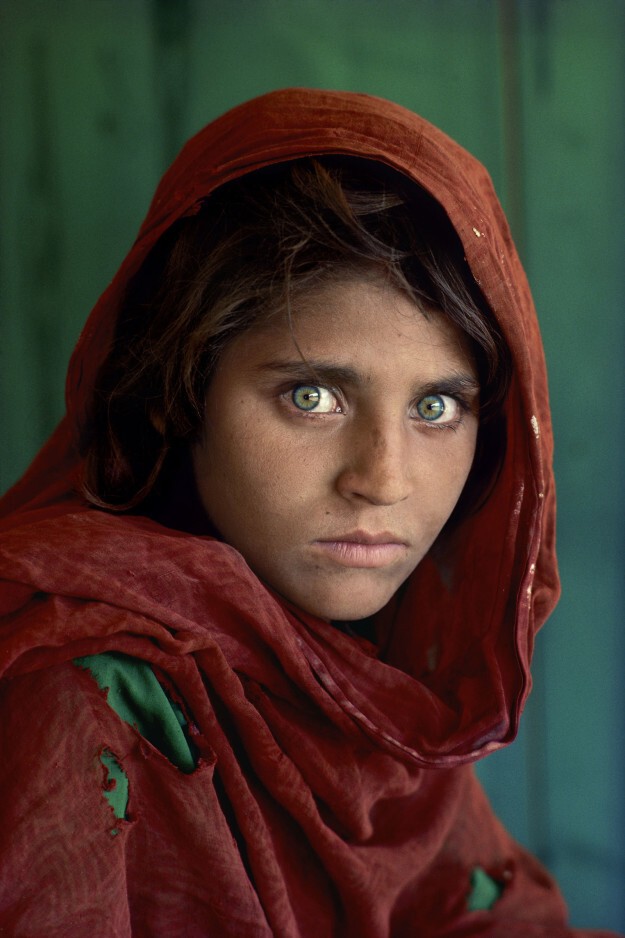 В 1984 году американец Стив МакКарри сфотографировал юную беженку во время Афганской войны
