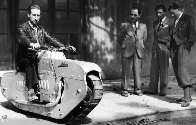 1939. Гусеничный мотоцикл 