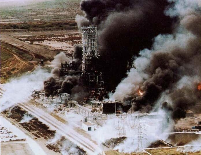 13. Взрыв на химзаводе Phillips в 1989 —23 жертвы