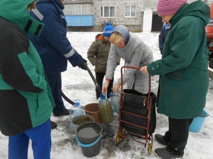 Жителям Омской области питьевую воду привезла ассенизаторская машина