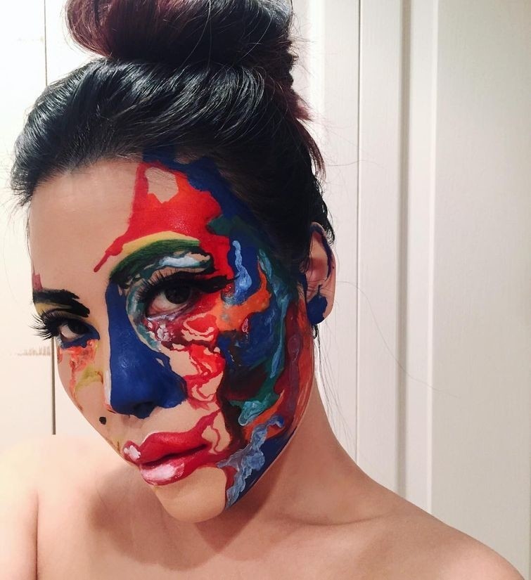 Галлюциногенный макияж, с помощью которого эта девушка экспериментирует со своим лицом 