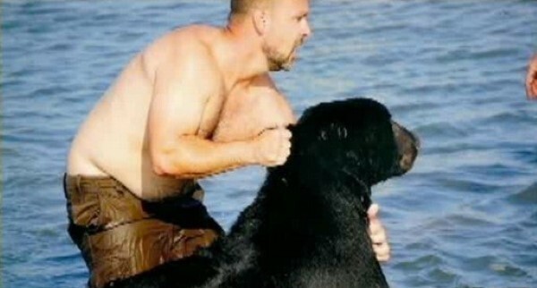 Невероятная история человека, который рискнул своей жизнью ради тонувшего медведя