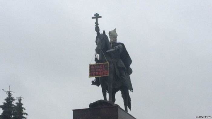 «Духота-то какая». На голову памятника Ивану Грозному в Орле надели мешок
