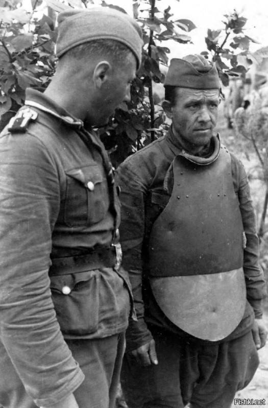 Немецкий солдат и советский военнопленный в стальном нагруднике СН-40А