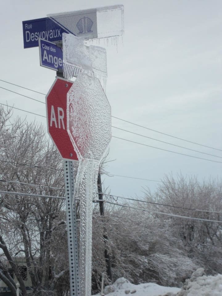 Вокруг зима, и даже дорожные знаки замерзли