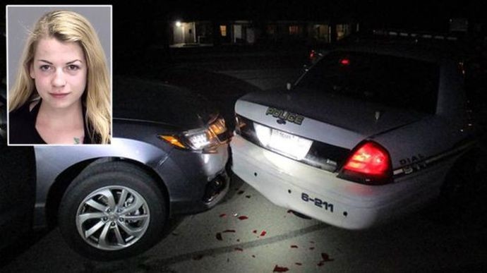 Американка делая селфи топлесс врезалась в полицейский автомобиль