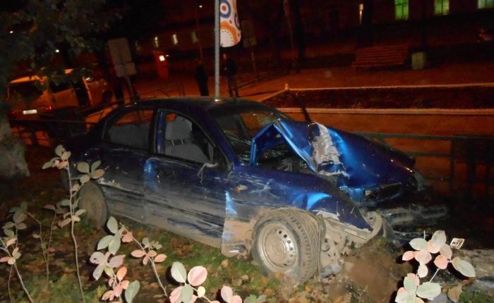 В Кирове пьяный водитель без прав въехал в два автомобиля и дерево
