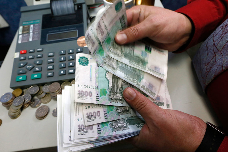 Около половины россиян готовы работать за зарплату «в конверте»