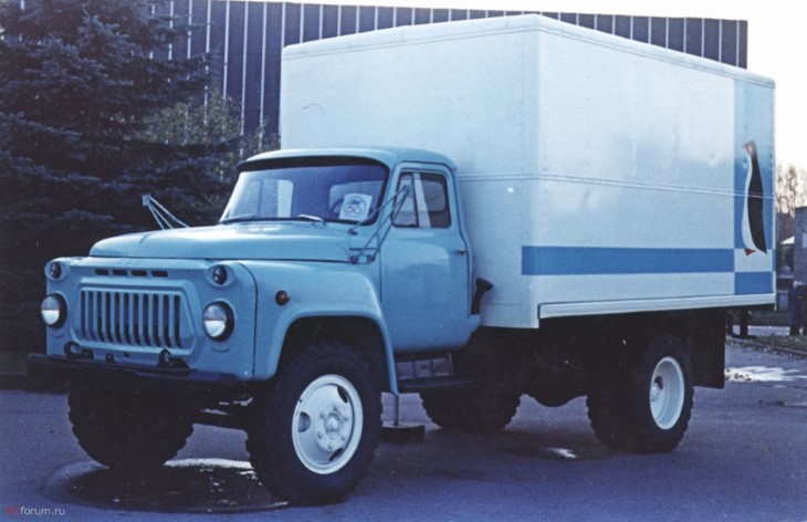 Изотермический фургон (то есть холодильник) ГЗСА-3702 на шасси ГАЗ-52−01. Производился с 1967 года.