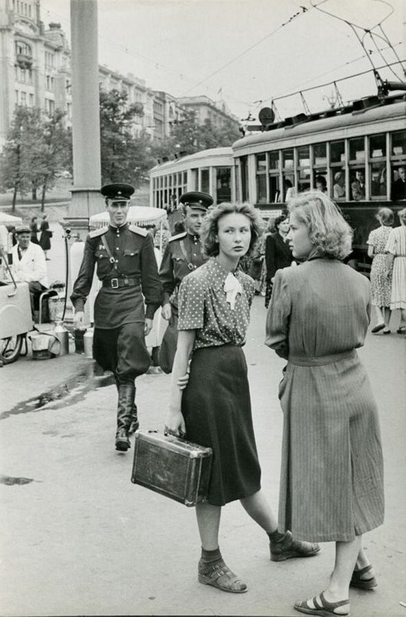 Офицеры идут кадрить девчонок, Москва, 1954 год.