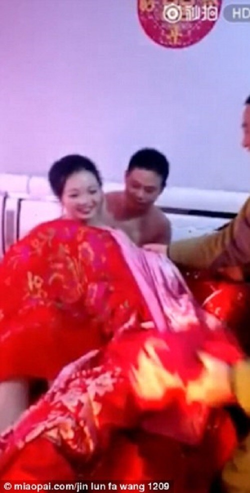 Шок на китайской свадьбе: гости раздевают невесту при женихе!