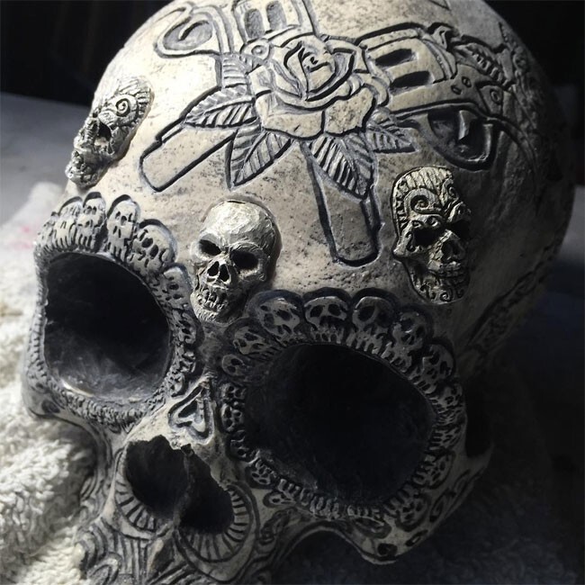 Резьба по кости: художник работает с настоящими человеческими черепами
