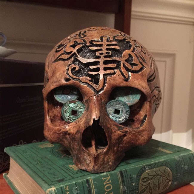 Резьба по кости: художник работает с настоящими человеческими черепами