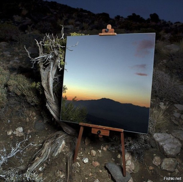 Это не картина, а отражение в зеркале