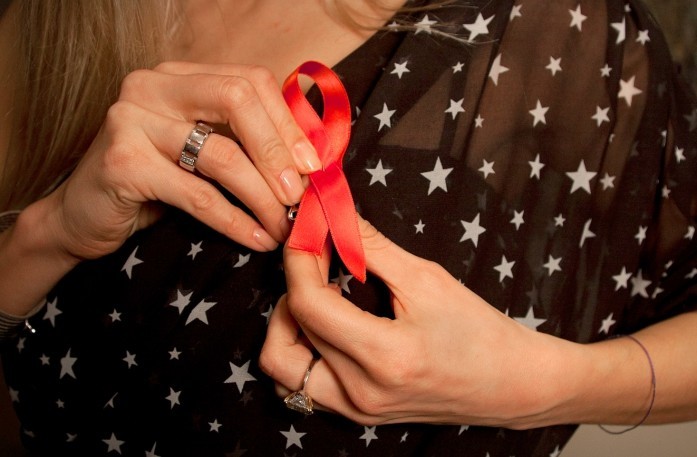 "Ради красного словца..." Об эпидемии ВИЧ, захлестнувшей Россию и двух миллиардах от Кабмина