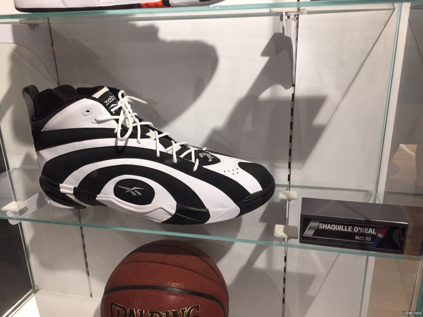Кроссовок Шакила О'Нила в качестве рекламы в магазине NBA Store, NYC